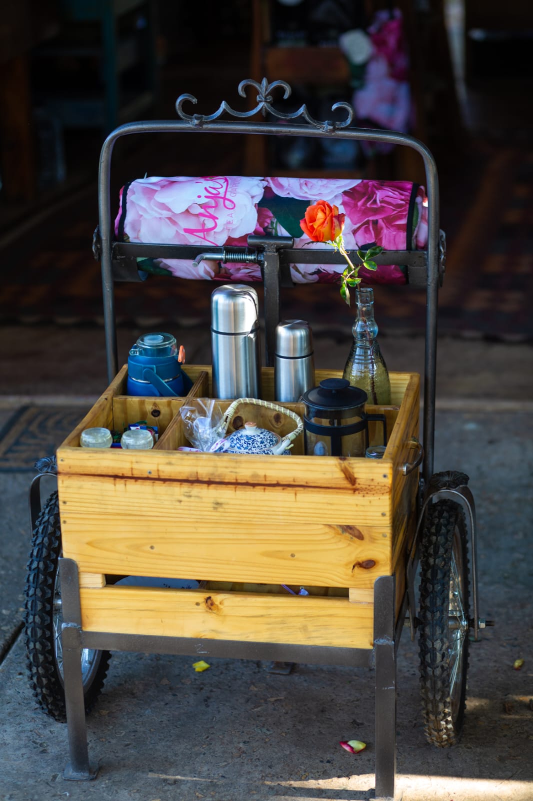 Picnic trolley detail
